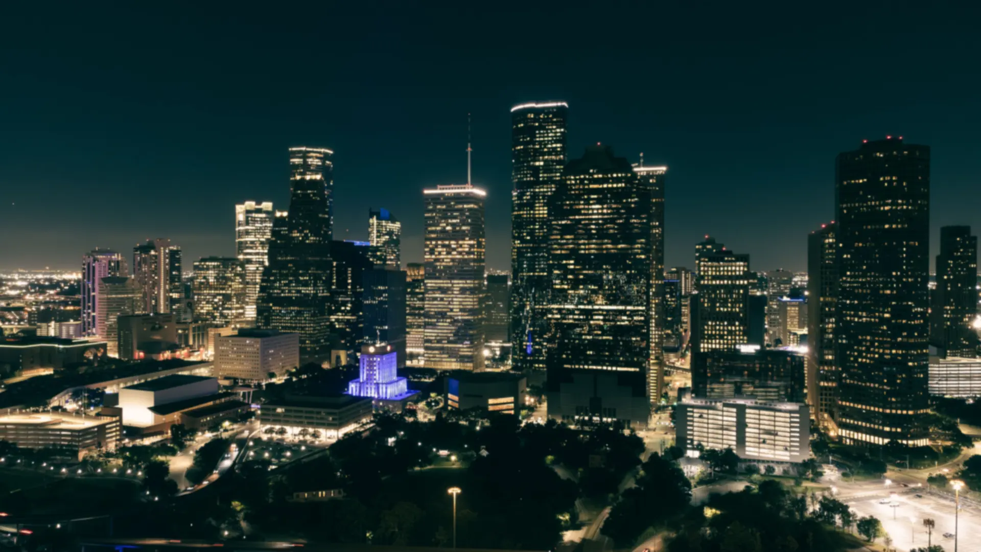 Panorama d'une ville illuminée de nuit avec ses gratte-ciel